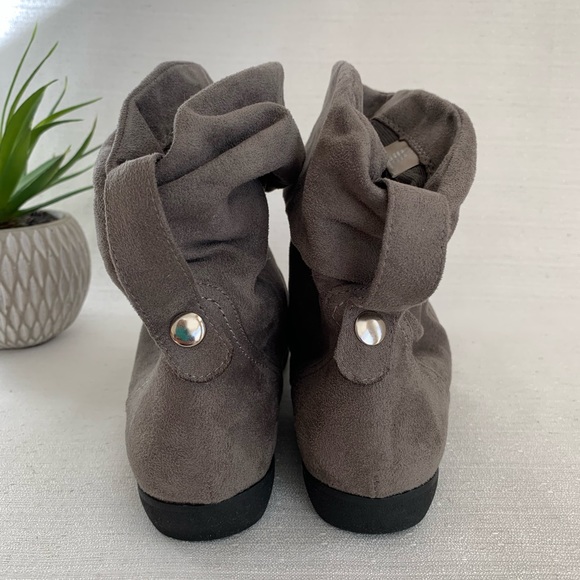 So Brand Dark Gray Microsuede Slouchy Pull On Ankle Boots Woman’s 7M - Picture 7 of 10